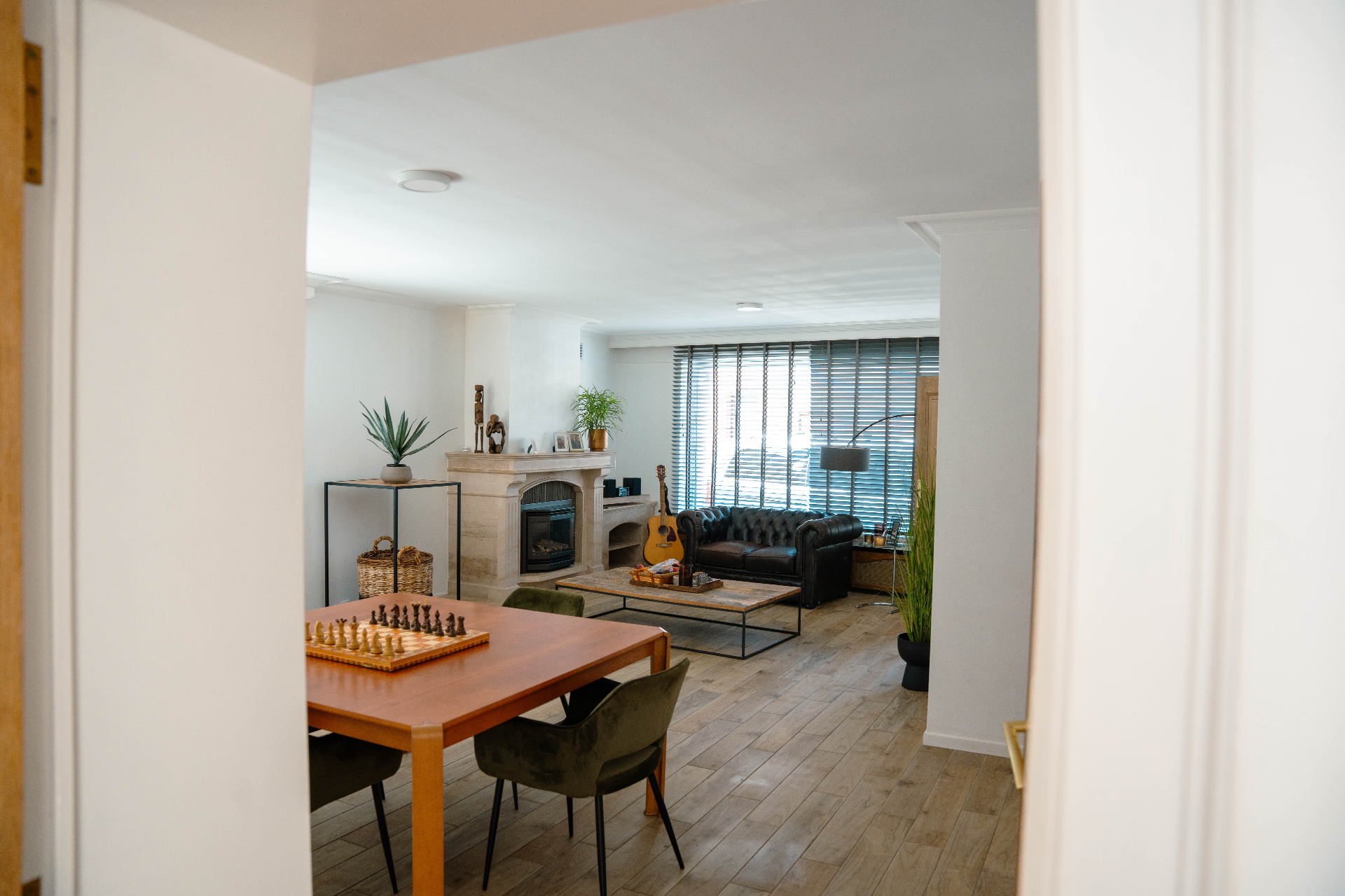 Open leefruimte met haard