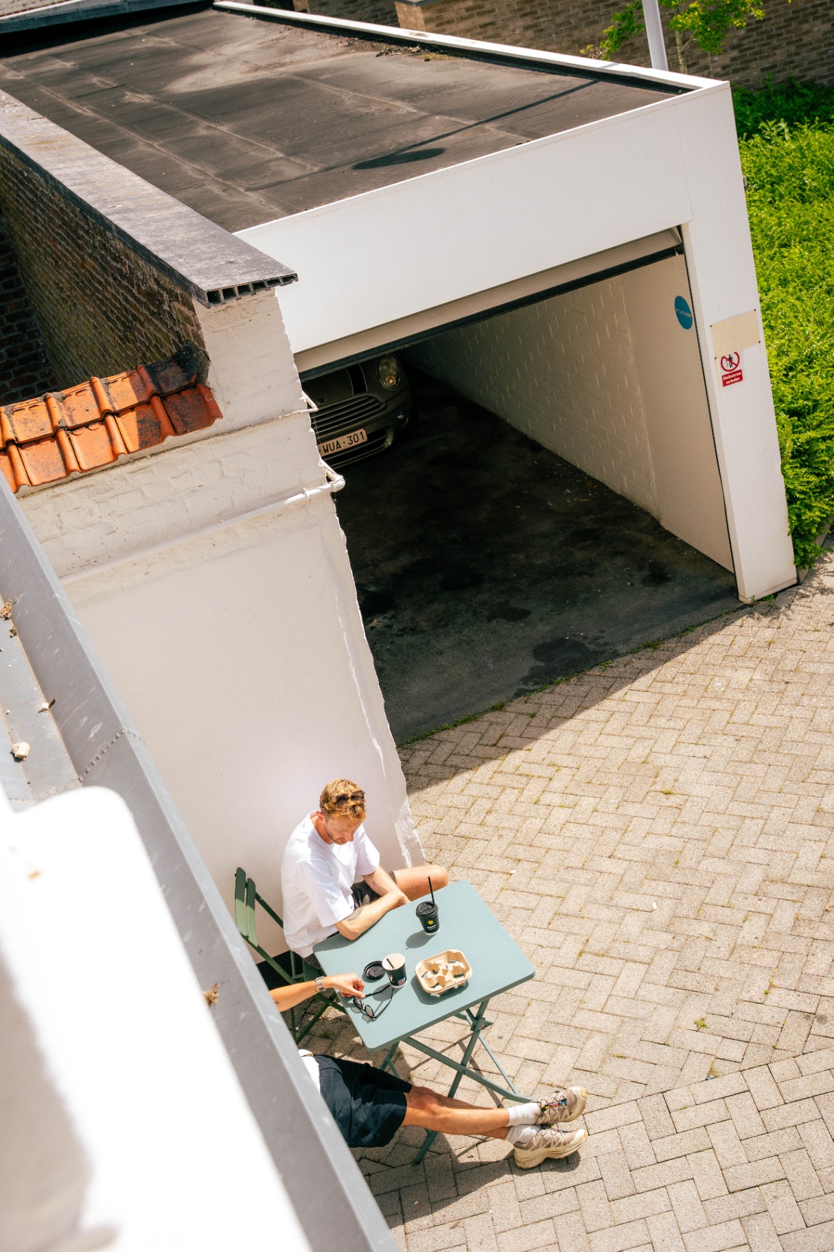 Achterterras met private parking en garage