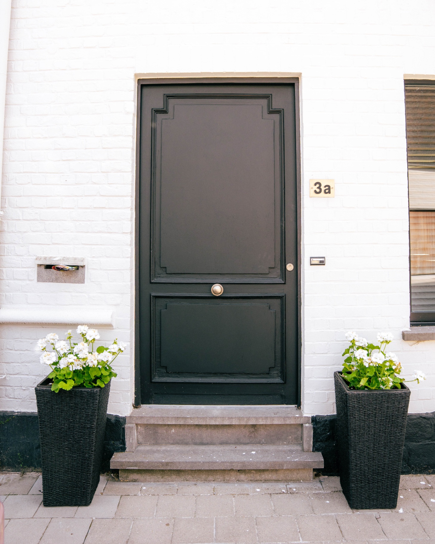 Zwarte voordeur met huisnummer 3a